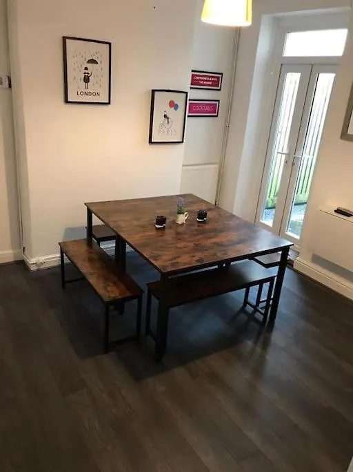 Cardiff House 62 - Central Location